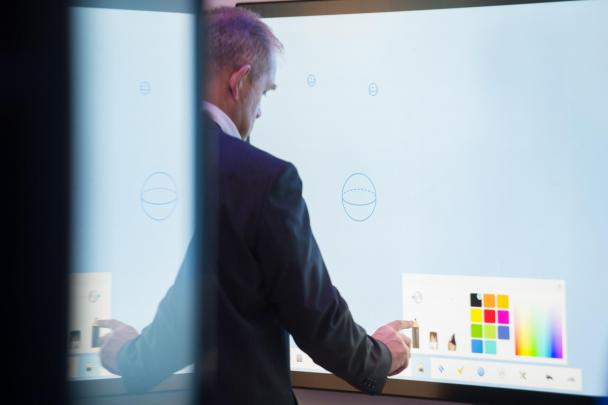 monitor interattivi interazione pubblico